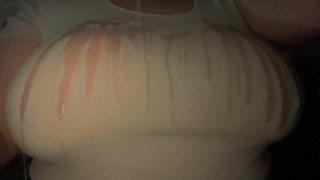 Strak wit shirt met natte Huge Tits