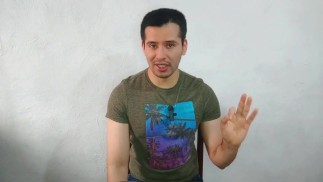 Hombre musculoso albañil vergon de 20cm  le rompe el culo a ejecutivo bancario en un cine porno
