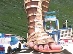 giantess attacks - Screenshot 3 of 16 - Crush