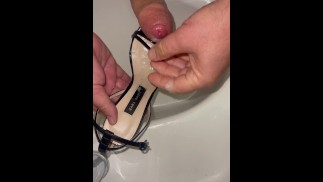 射在鞋子上