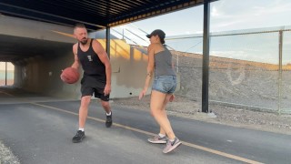 Jamie Stone wirft Basketball für Sex mit engen Muschis