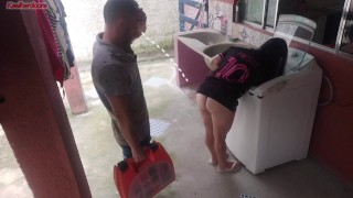 Verheiratete Hausfrau bezahlt Waschmaschinentechniker mit ihrem Arsch, während ihr Mann weg ist