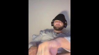 Große Ader in der Mitte eines gutaussehenden, dicken Daddy-Schwanzes