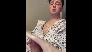 Doktor pomáhá pacientovi cum lemováním jeho tlustého ptáka a stříkáním