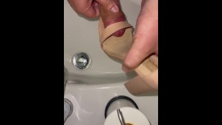 射在鞋子上