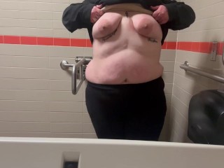 Тверкинг и мочеиспускание на публике в Dunkin