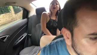 我的阴户里有我的豪华玩具，司机控制了我的玩具，让我在优步里射精