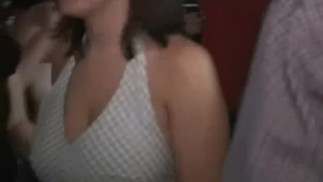 Jeunes étudiantes qui s’embrassent sont occupées à une fête amateur