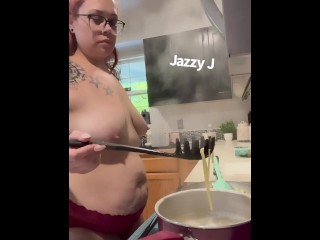 BBW Stiefmoeder MILF Kookt Topless in String Jouw POV