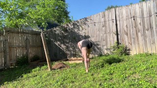 Strippen en mezelf hosing na het onderhouden van mijn tuin