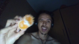 een mandarijn schillen en eten met mijn mond