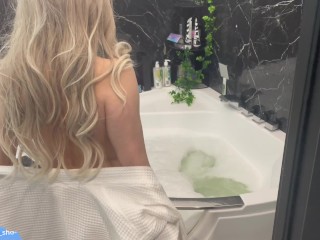 🤭Before work, I ran into the shower and gave a quick blowjob to my friend🥰💦💦💦 Video