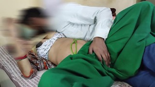 Desi village embarazada madrastra folló su coño loco hijastro en el dormitorio