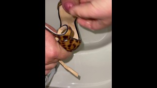 射在她的鞋子上