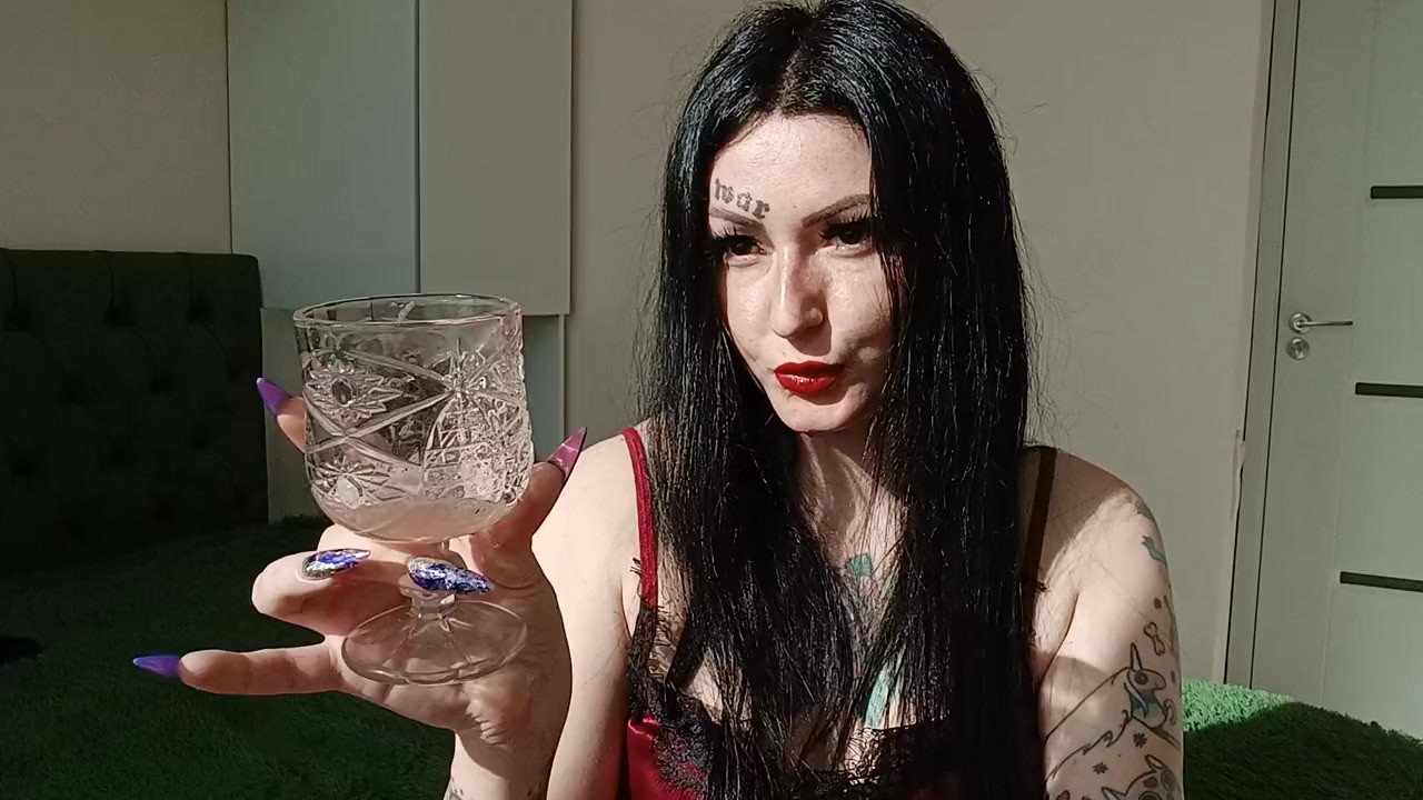 口水和唾液的鸡尾酒。随地吐痰的恋物癖