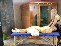 Massaggiatrice porca sega cazzone del ragazzo fino a farlo sborrare