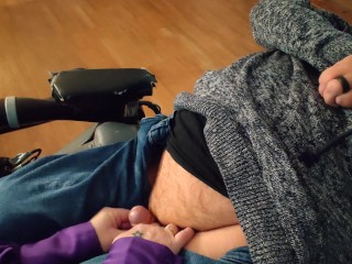 Deficiente Guy Em Cadeira De Rodas Recebe Uma Punheta Relaxante do Vizinho