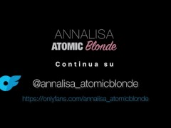 Serata film con sorpresa: lei gli lecca il culo e lo fa venire in bocca