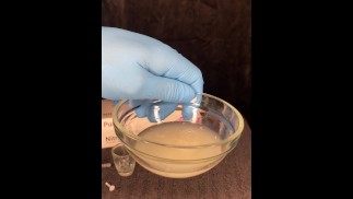 Я надеваю синие перчатки и использую шприц, играя со своей спермой часть 3