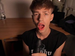 Twink has Fun with a Dildo in his Ass