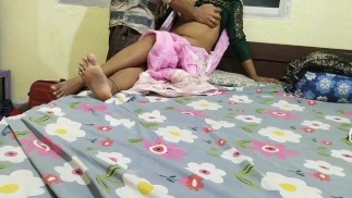 年轻的印度家庭主妇与姐夫鸭子