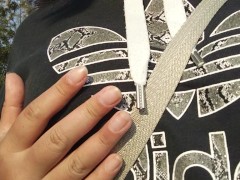 朝の散歩をしながらの乳首オナニー。勃起乳首に朝日が当たる✨ - Screenshot 1 of 16 - 日本人