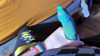 Branler et jouir dans un préservatif à saveur de menthe