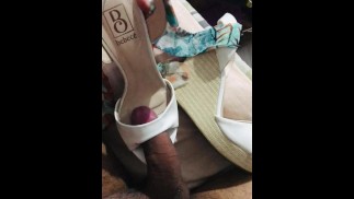 Gozando na sandália de salto plataforma da esposa