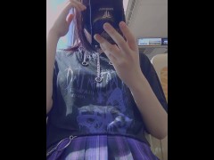 【伪娘】地铁列车上露出玩跳蛋自慰，抽抽几下就射精了 - Screenshot 5 of 16