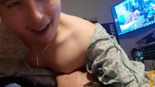 Un handicap se masturbe après que le soignant suce ses seins de garçon
