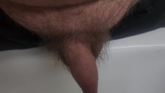 在水槽里撒尿