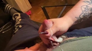 Red longs ongles massant une petite bite Slave avec un gland dur *Orgasme masculin intense*