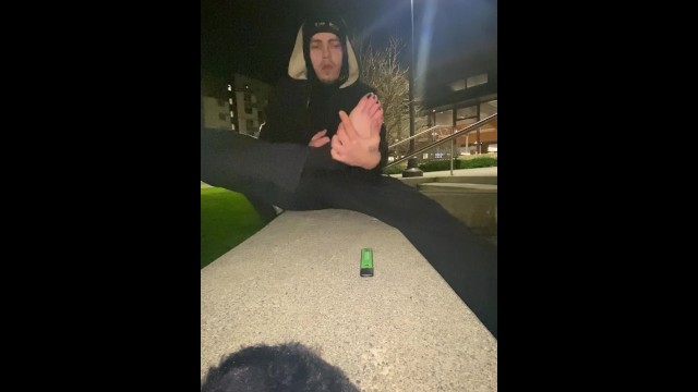 公共！在公共场合抽搐和吮吸脚趾，直到我射精！