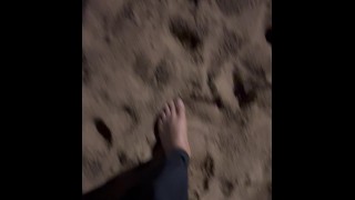 砂の中を歩くかなり素足