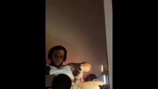 Ich streichle meinen fetten, schweren Schwanz mit einem Sack voller Wochen des Endes Nut. Denken Sie darüber nach, einen Footjob zu bekommen
