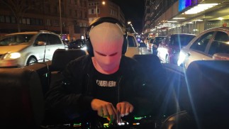 DJ zerstört dich auf der Rückbank