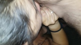 Жена сосет мой член, как будто она злится на него. Слюнявчик везде