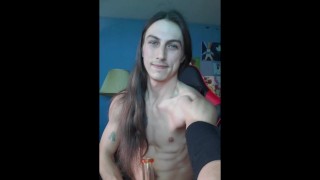 Jeune homme tatoué fume et caresse sa longue bite. Snapchat stonedaussie