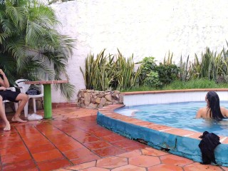 MADRASTRA INVITES HER TO THE POOL TO FUCK