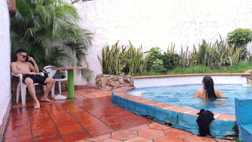 MADRASTRA LA INVITA A LA PISCINA A FOLLAR