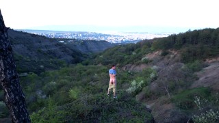 desnuda en el bosque en las montañas