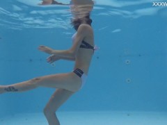 Hungarian tiny beauty Hermione Ganger in the pool - Screenshot 6 of 16 - Underwatershow
