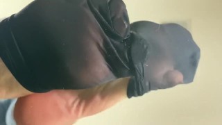 Piedi in ebano e rimozione dei calzini in nylon nero
