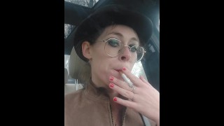 Fumando cigarro no carro Mistress