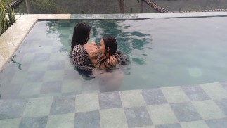 играет в бассейне и сосет ее сиськи