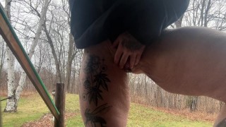 Orinando en el bosque: una historia Love con mi hermoso culo, coño gordo y piernas gruesas