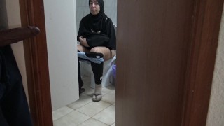 イスラム教徒の女性が盗撮!!を捕まえた私はトルコの同僚のために私の大きな黒いコックを取り出します。