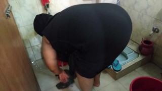 Fucking A Giant Stepmother In The Restroom