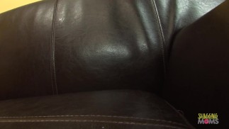 Мужчина-врач осматривает грудастую милфу и в итоге трахает ее тугую пизду