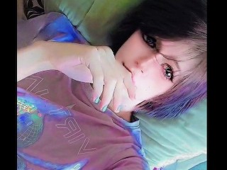短いピクシー紫色の髪の淡いキューティーフェンボーイ/おなかにcums